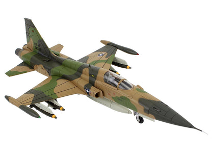 Northrop F-5C Skoshi Tiger Aircraft "64-13332 10th FCS Bien Hoa AFB" (1965) United States Air Force "Air Power Series" 1/72 Diecast Model by Hobby Master